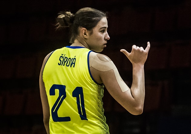 Nebýt basketu, bila by se. Šípová se držela rodiny, zahraničí ještě nevzdala