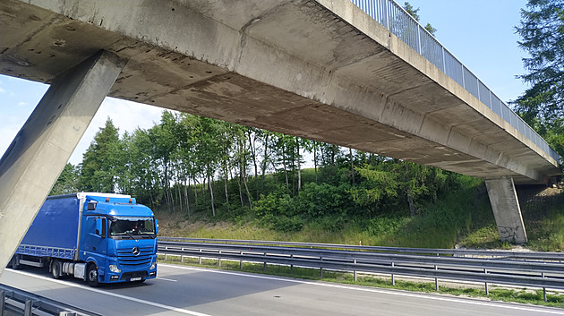 Opilec hrozil, že skočí z mostu na dálnici. Policie musela zastavit provoz