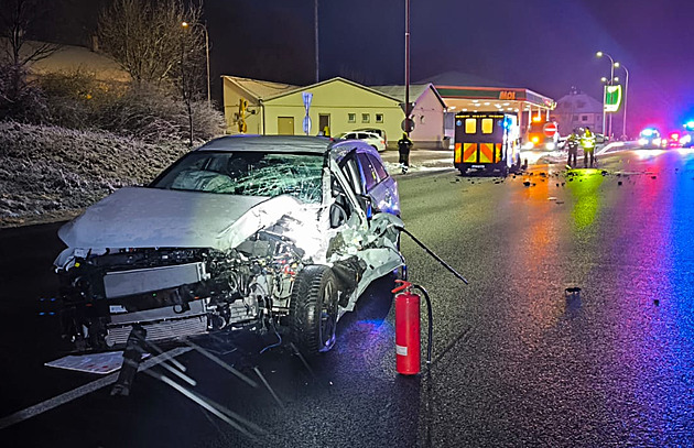 Při nehodě osobního auta a sanitky se zranili tři lidé, policie hledá svědky