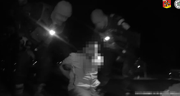 Přiblížil se zezadu. Policista pohotově chytil muže, který chtěl skočit do Labe