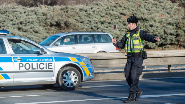 Svetrů na sedm let, dámských bundokošil na půl století. NKÚ kritizuje hospodaření ministerstva vnitra