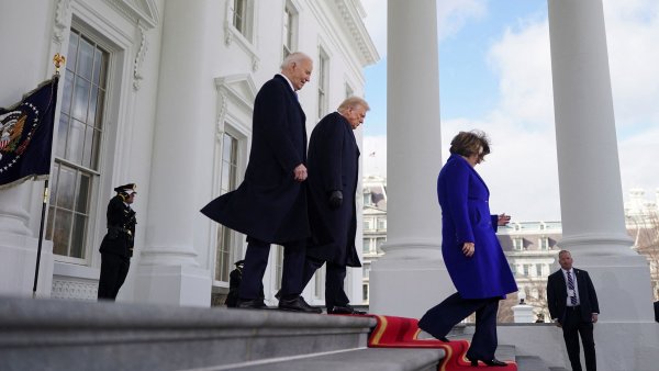 Trump přebírá moc. Inauguraci sledují světoví státníci i šéfové korporací, v noci se očekává smršť dekretů