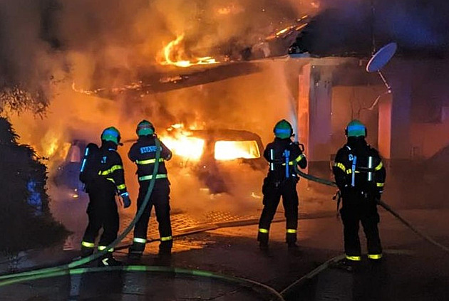 Za odebrání dětí zapálil úřednici dům a auta, soudí muže. Hrozí mu až 12 let