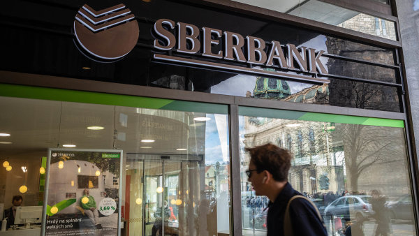 Desítky tisíc klientů Sberbank nechávají své peníze ležet ladem. Na výběr více než 250 milionů už ale moc času nezbývá