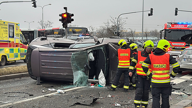 Hromadná nehoda zablokovala křižovatku u obchoďáku na Zličíně