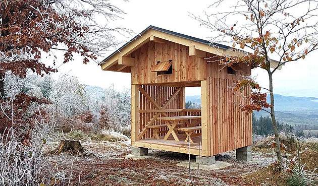 Po Krkonoších míří útulny do celého Česka, lesníci jich postavili desítky