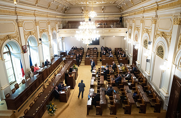 Pružnější zákoník práce i vyšší televizní poplatky. Začíná schůze Sněmovny