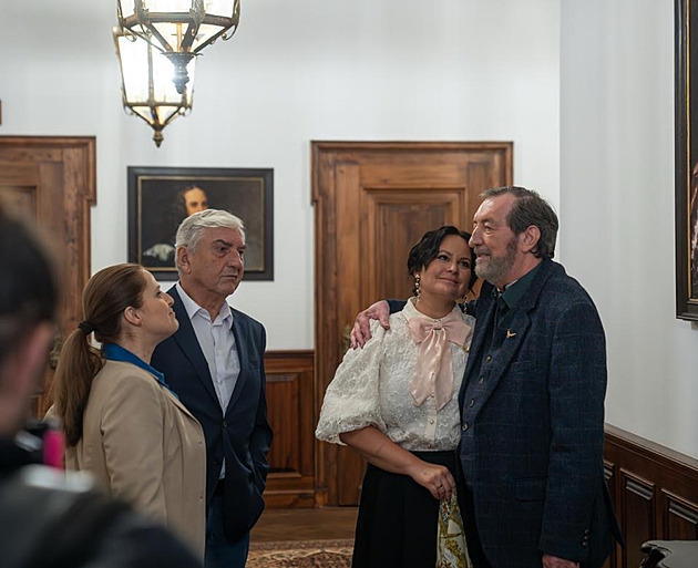 Brašule z Pelíšků zase spolu. Donutila s Polívkou čeká střet rodin