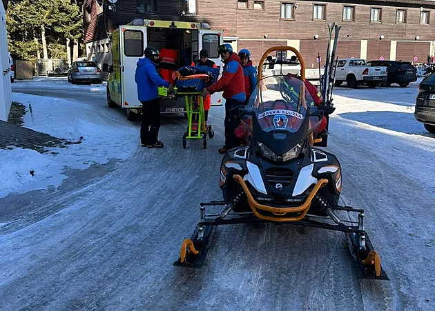 Čtrnáctiletá lyžařka se zranila v zavřeném snowparku, vykloubila si kyčel