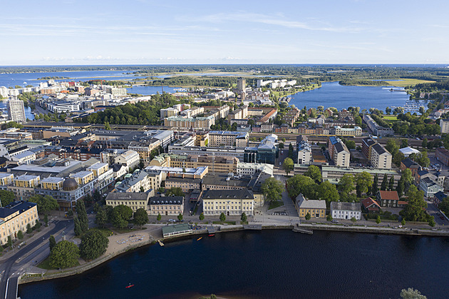 Malé městečko u obřího jezera. Kdysi tu měli Cháru i Gáboríka. Čím Karlstad vábí