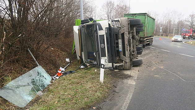 Řidič převrátil tahač s kontejnery plnými odpadu, zůstal zaklíněný uvnitř