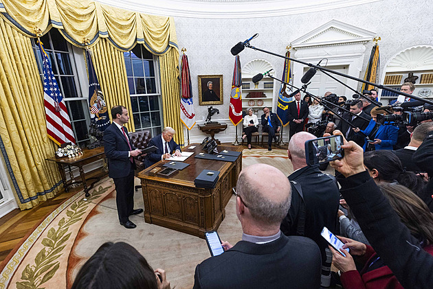 Tady je Donaldovo. Trump vrátil do Oválné pracovny tlačítko na colu i Churchilla