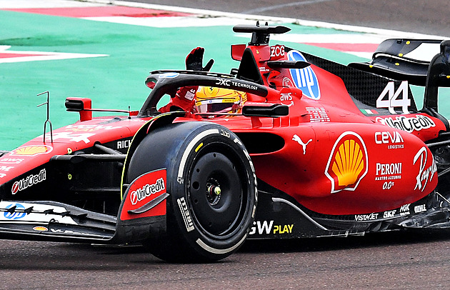 V rudém a ve žluté přílbě. Hamilton absolvoval první kilometry ve ferrari