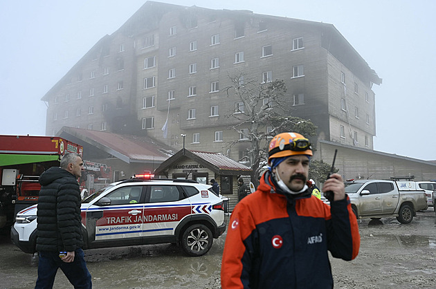 V Turecku po tragédii identifikují uhořelé. Majitele hotelu zadržela policie