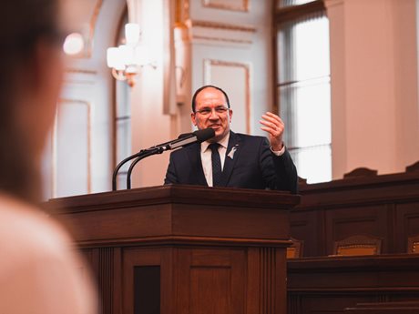 ŽIVĚ: Pokračuje schůze sněmovny. Na programu má novelu zákona o myslivosti i kamery na jatkách