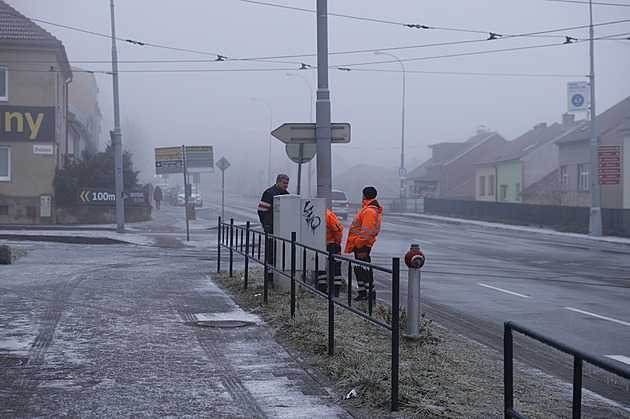 Česko zahalí mlhy a mrznoucí deště. Meteorologové varují před ledovkou