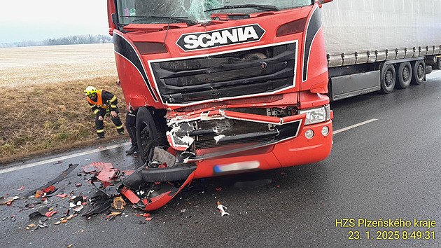 Česko zasáhla ledovka. Boural autobus s dětmi, D6 ve směru na Cheb stojí