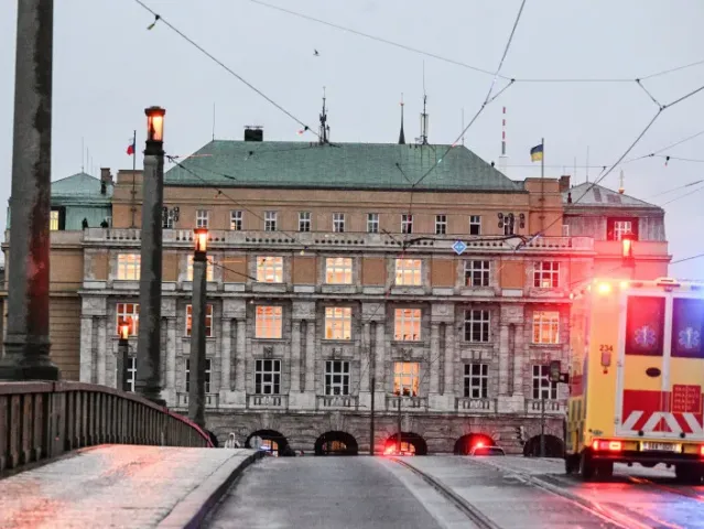 DOKUMENT O STŘELBĚ NA FAKULTĚ: Policie by měla zlepšit výzbroj hlídek