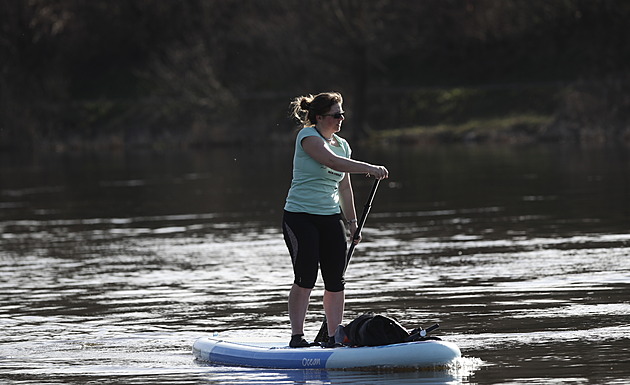 Jak vybrat správný paddleboard: pro zkušené i začátečníky