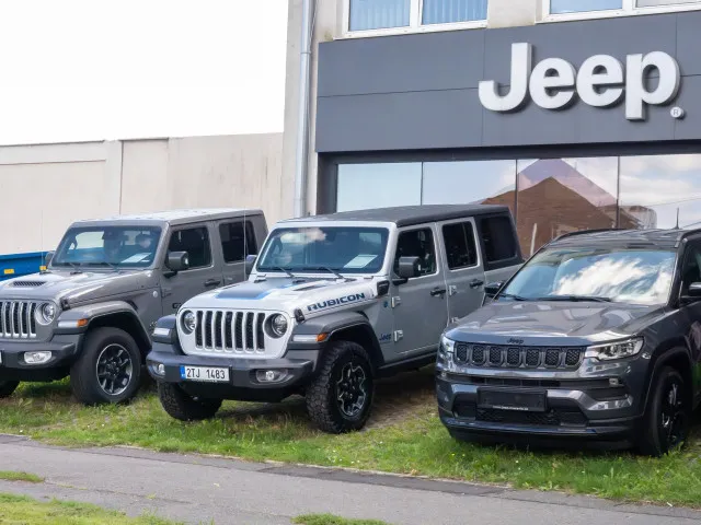 Jeep či Dodge po katastrofálním roce v USA hlásí návrat k SUV a spalovacím motorům