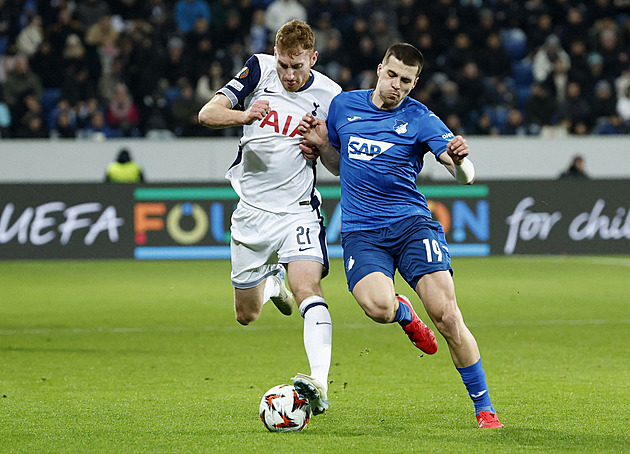 Jurásek asistoval, Hoffenheim ale stejně prohrál. Sadílek vybojoval penaltu