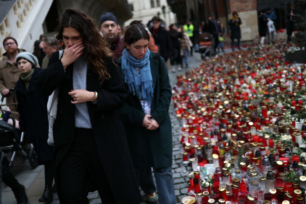 Karlova univerzita považuje zprávu komise k střelbě na FF UK za krok k objasnění tragedie