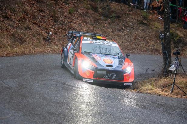 

Obhájce Neuville triumfoval v úvodní etapě v Monte Carlu. Ogier dostal smyk

