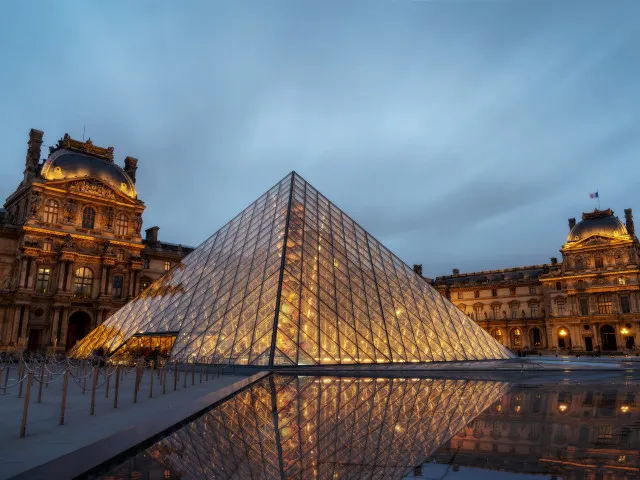 Pařížské muzeum Louvre je v žalostném stavu a žádá francouzskou vládu o pomoc