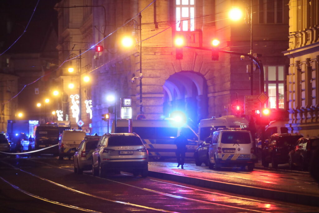 Policie při útoku na filozofické fakultě nepochybila, oznámila komise. Hnutí ANO se závěrem nesouhlasí