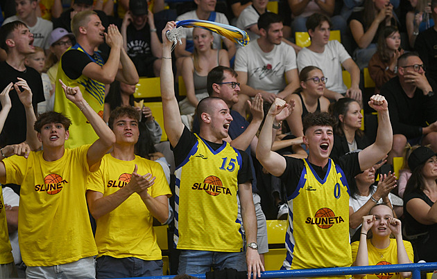 Šéfové rivalů o návštěvách: Basket má potenciál, potřebuje nové haly