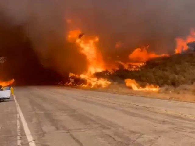 U Los Angeles se rychle šíří další požár, evakuovat se musí 30 000 lidí