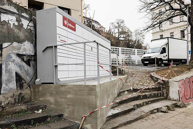 Výdejní box vznikl uprostřed schodů. Ohyzdná věc, paskvil, kritizují lidé