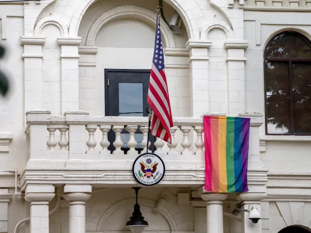 Rubio zakázal na amerických ambasádách duhové vlajky. Zavádí se politika jen „jedné vlajky“