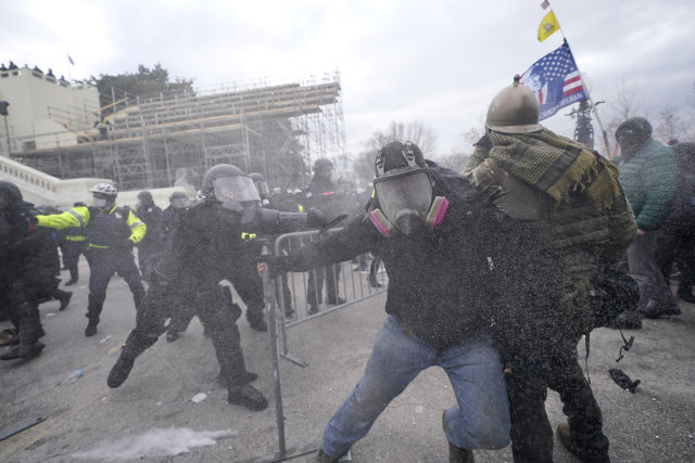 Šéfové gangů i člověk, který útočil na policisty pepřovým spejem. Ty všechny pustil Trump na svobodu