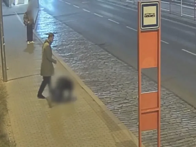 VIDEO: Vy ty děti znáte? zeptal se muž v tramvaji. Vzápětí dostal pěstí a přišel o zuby