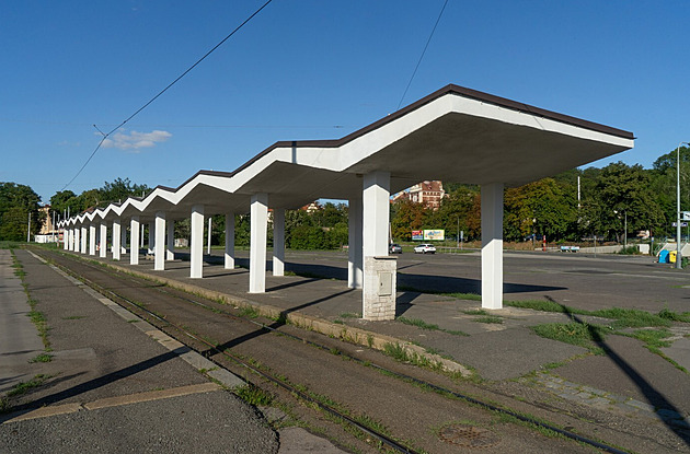 Z konečné trampů zmizí ikonické zubaté stříšky. Chatrný beton ohrožoval cestující