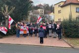 Lidé v Praze protestovali před běloruskou ambasádou. Chtěli ukázat, že protesty nezmizely