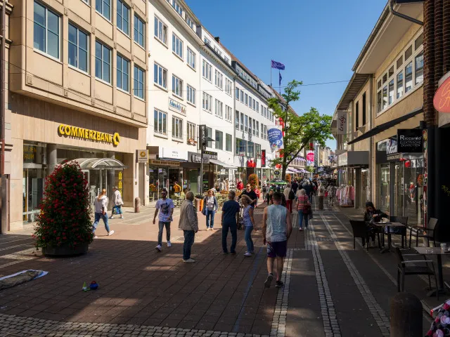 Útok nožem na nákupní třídě v Kielu. Pachatelem má být 29letý Syřan