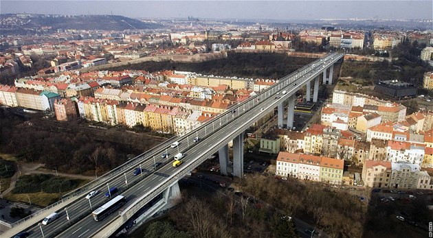 Až půlhodinové zdržení. Nuselský most podstoupí opravy kvůli zatékající vodě