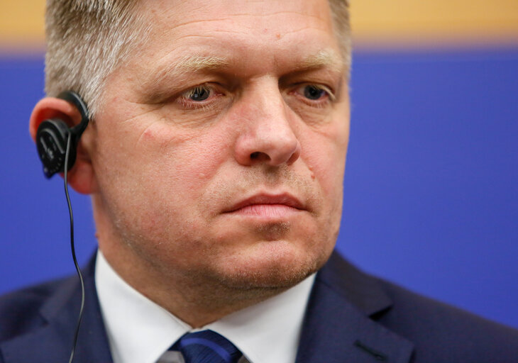 Fico se snaží zachránit většinu v parlamentu. Rebelujícím poslancům by mohl nabídnout ministerstvo