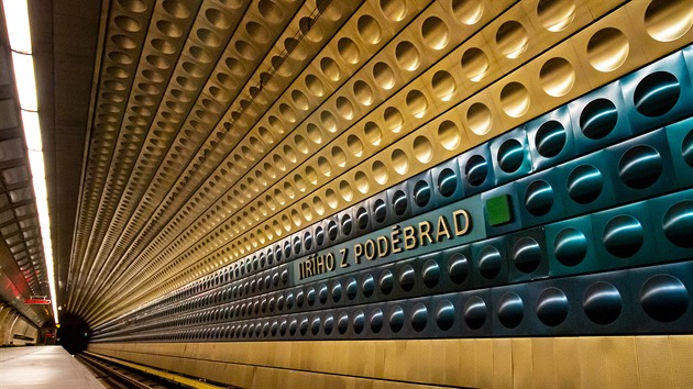 Metro A stojí mezi stanicemi Náměstí Míru - Želivského. Vlak srazil člověka