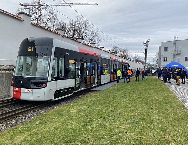 Nová tramvaj pro Prahu při střetu odsune chodce stranou