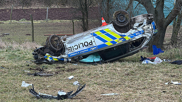 Policisté bourali cestou k nehodě na Kolínsku, jeden je vážně zraněný