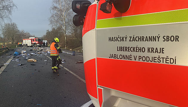 Při střetu dodávky a kamionu zemřel člověk, tah z Liberce do Děčína stojí