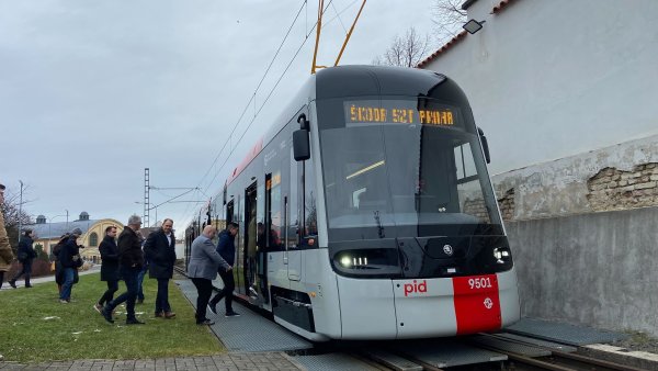 Tramvaj pro nové linky, ale i kladivo na staré T3. Škoda ukázala novou soupravu pro Prahu