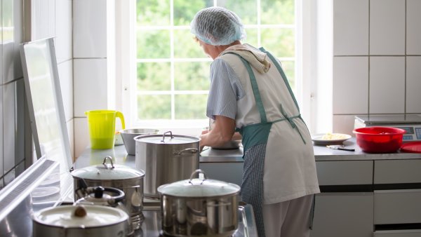 Vláda představila plán, jak bude platit kuchařky a školníky. Znevýhodníte malé obce, protestují samosprávy