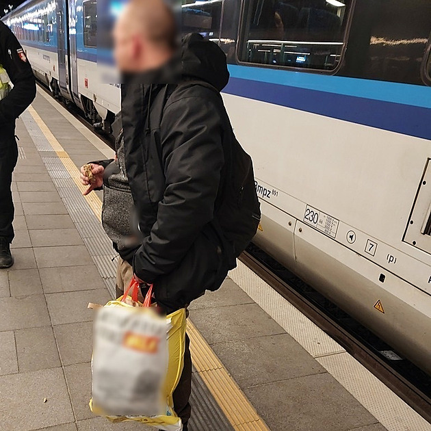 Nenávidím IZS, řekl zneužívač tísňových linek. Přistihl ho cestující ve vlaku