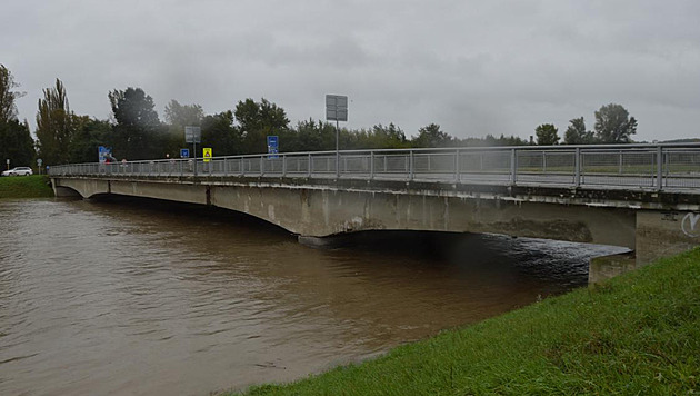 Uzavírka mostu na Slovensko komplikuje život místním, řeší se bezplatná dálnice