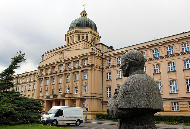 Akademický senát přijal návrh na odvolání děkana pražské teologické fakulty