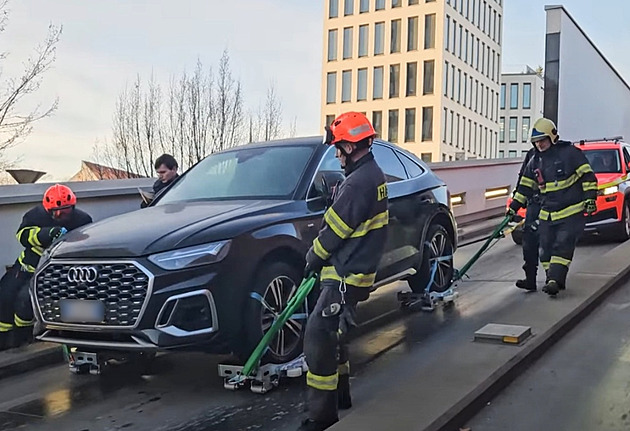 Jako na bruslích. Hasiči odtáhli kradené auto, k němuž se stroj nedostal